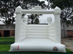 e664b91a6c0458f1fb4e7d9515e9428a 1743554649 1 White Bounce House